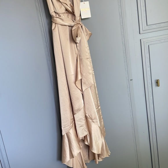 Show me your mumu Samantha ruffle wrap dress in champagne luxe satin - Picture 2 of 6